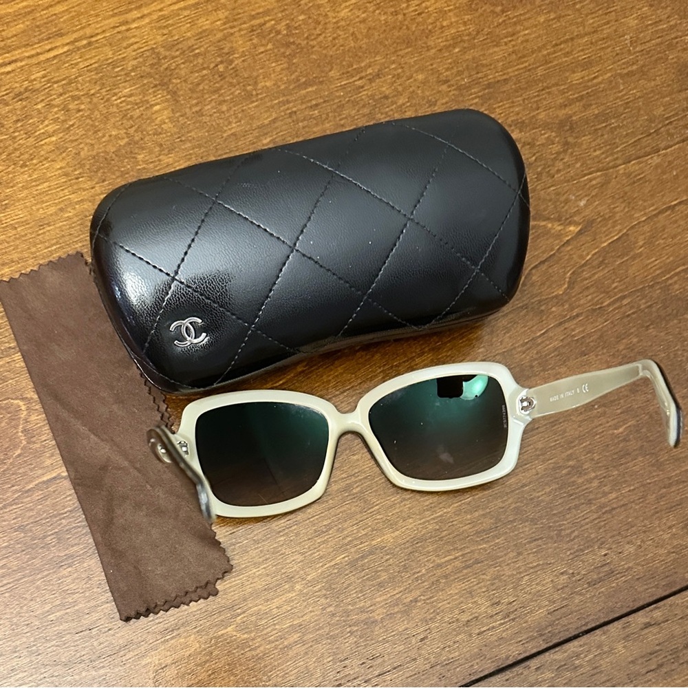 CHANEL Vintage Tortoise Sunglasses with Brown Cloth and Black Quilted Case - Picture 3 of 10